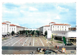 (17). Royan. 2 Cp. 53 Le Port & 31 Marché Couvert - Royan