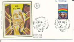 France 1975 N° 1857 Année Internationale De La Femme Arc En Ciel Enveloppe 1er Jour Soie Signé Par Le Graveur Lacroix - Artist Proofs