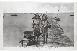 Arès. Les Parqueuses D'huitres Sur La Jetée D'Arès. - Arès