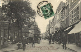 ROCHEFORT Sur MER  Perspective De La Rue De La Republique Animée Commerces    RV - Rochefort
