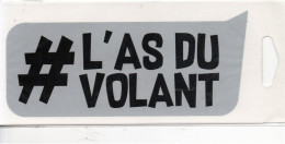 AUTOCOLLANT VOITURE HUMORISTIQUE, L AS DU VOLANT COULEUR  REF 33308 - Autres & Non Classés