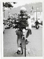 PHOTO BELGIQUE VERS 1960 COUREUR CYCLISTE VAINQUEUR A CHAUDFONTAINE DU PRIX DES INDEPENDANTS - Chaudfontaine