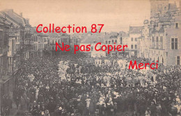 BELGIE - BINCHE - Sur La Grand Place Et Groupe De Gilles Au Carnaval De Binche - Binche