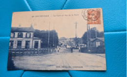 CPA DOUDEVILLE LA GARE ET RUE DE LA GARE - Stations - Zonder Treinen