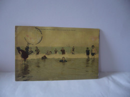 SCENES DE PLAGE LES CARESSES DE LA VAGUE  CPA 1908  THEME PLAGE BAIGNADE - Zwemmen