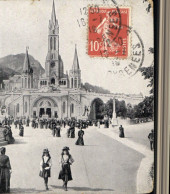 CPA Lourdes La Place De La Basilique - Chiese E Cattedrali