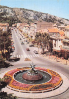 84 CAVAILLON LE ROND POINT FLEUR DU POLYDERE ET LE COURS GAMBETTA - Cavaillon