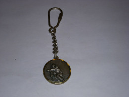 PORTE CLEFS 36 MOUSQUETON CHALLENGE SKI CAISSE D'EPARGNE 1983 METAL - Porte-clefs