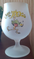 VERRE A PIED CUVEE DES TROLLS .  HAUTEUR 13 CM . TBE - Vasos
