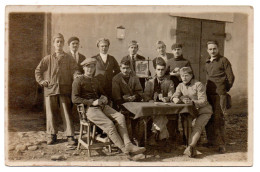 Partie De Cartes à La Caserne. Carte Photo Non Située. ( La Crau ?) - Speelkaarten