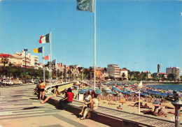FRANCE - Saint Raphaël - Promenade - Plage - Drapeaux - UE - France - Parasols - Vacanciers - Animé - Carte Postale - Saint-Raphaël