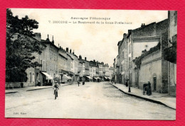 Delcampe - CPA (Réf : HH675) ISSOIRE (63 PUY DE DÔME) Le Boulevard De La Sous-Préfecture (animée, Nombreux Commerces) - Issoire