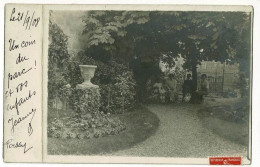 Carte Photo - Poissy, 42 Boulevard Devaux, Envoi En 1908, Jeanne James Et Sa Famille Assis Dans Le Parc - Poissy
