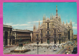 314101 / Italy > Lombardia > Milano (Milan) - Duomo Square Piazza Duomo Cathedral Monument Cars Peoples PC Postcard AK - Chiese E Cattedrali