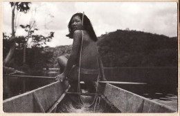 19913 /  Ethnic Tribu OYAMPI WAYANA ? Indien Amazonie GUYANE Carte-Photo 1960-70 Séance Pêche Chasse Pirogue Femme Lanc - Otros & Sin Clasificación