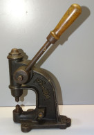 -ANCIENNE PRESSE A OEILLETS SERTISSEUSE FONTE UNE MARQUE A DECHIFFRER Déco    E - Outils Anciens