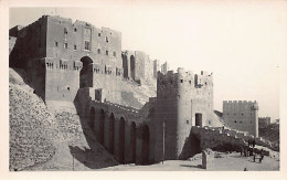 Delcampe - Syrie - ALEP - La Forteresse - VOIR LES SCANS POUR L'ÉTAT - CARTE PHOTO Ed. V. Dérounian - Syrien
