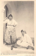 Delcampe - Algérie - Mauresques Dans Leur Intérieur - Ed. J. Geiser 121 - Frauen