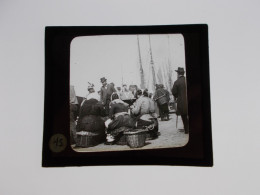 Delcampe - PLAQUE VERRE PHOTO ANCIENNE ANTIQUE FOTO BOULOGNE SUR MER ANIMATION MATELOTE PECHEUR COTE D OPALE SNAPSHOT - Glasdias
