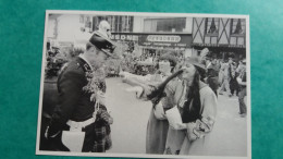 Delcampe - CPM LOCMINE MORBIHAN 56 MI CAREME 1980 UN GENDARME STOIQUE ED PHOTO YVON KERVINIO 374 - Locmine
