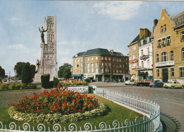 Delcampe - 62. ARRAS. CPSM. PLACE DU MARECHAL FOCH. VOITURES DAUPHINE RENAULT, 2CV  CITROËN ...... + TEXTE ANNÉE 1970 - Arras