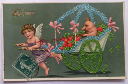 Delcampe - Ange - Angelot Tirant Un Cochon Dans Une Calèche Pour La Bonne Année - Carte Gaufrée - Engel