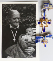 Delcampe - WK II Orden MUTTERKREUZ In GOLD Mit MINIATUR Und Trägerfoto Der Frau I - Guerra 1939-45