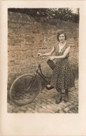 Delcampe - [-15%] BELGIQUE - Frasnes - Femme Avec Vélo - Carte Postale Ancienne - Philippeville