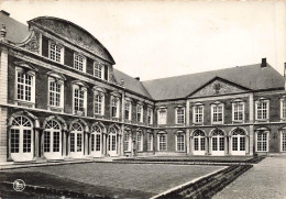 Delcampe - [-25%] BELGIQUE - Saint Hubert - Cour Dhonneur De Labbaye - Carte Postale Ancienne - Saint-Hubert