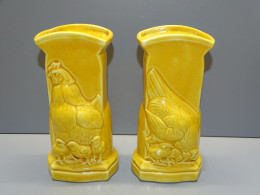 Delcampe - -2 VASES CERAMIQUE JAUNE CRAQUELEE POULE ET POUSSINS JAUNES DECO XXe   E - Vazen