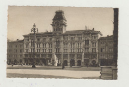 Delcampe - CARTOLINA TRIESTE - PALAZZO MUNICIPALE VAGGIATO NEL 1933 VERSO ROMA - Trieste (Triest)