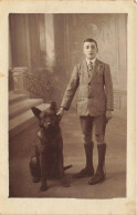 Delcampe - [-25%] FANTAISIES - Un Jeune Homme Avec Son Chien - Carte Postale Ancienne - Men
