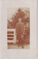 Delcampe - [-25%] FANTAISIES - Hommes - Un Homme Seul Debout Tenant Une Bâton - Carte Postale Ancienne - Men
