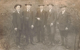 Delcampe - [-25%] FANTAISIES - Hommes - Cinq Hommes Debout En Smoking -  Carte Postale Ancienne - Men