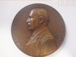 Delcampe - Maréchal Pétain Et La Fête Du Travail, Par Pierre Turin, 1942 Paris Bronze – 138,44 G – 67,0 Mm - 1939-45