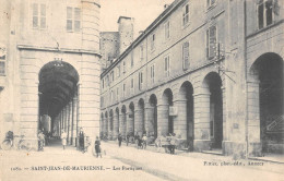 Delcampe - CPA 73 SAINT JEAN DE MAURIENNE / LES PORTIQUES / Cliché Pas Courant - Saint Jean De Maurienne