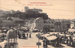 Delcampe - [-30%] MARCHES - LOURDES - Place Peyramale Et Le Fort - Carte Postale Ancienne - Marktplaatsen