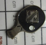 Delcampe - SP07 Pin's Pins / Beau Et Rare / SPORTS / RAQUETTE BALLE CLUB PING-PONG SM SADO-MASO ? - Tischtennis