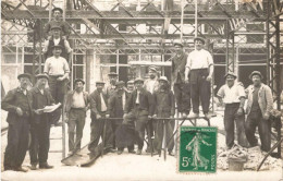 Delcampe - [-50%] Carte Photo - Groupe Douvriers Sous Un échafaudage De Fer -   - Carte Postale Ancienne - Fotografie