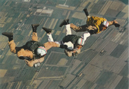 Delcampe - Paracadutismo - 3 Paracadutisti In Discesa - Manöver