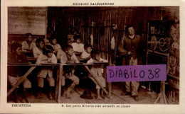 Delcampe - EQUATEUR . MISSIONS SALESIENNES . LES PETITS KIVAROS SONT ATTENTIFS EN CLASSE - Missionen