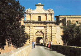 Delcampe - [-10%] MALTE - Mdina Gate - Animé - Monument Historique - Arbre - Allée - Prestige Landscapes - Carte Postale - Malta