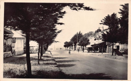 Delcampe - THARON     AVENUE DE LA PLAGE   BAZAR   POMPE  A ESSENCE - Tharon-Plage