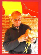 Delcampe - 09 - PAMIERS - AU MARCHÉ - MARCHAND DE POULES -  Patrick, L'aviculteur - CPM 2012 - Pamiers