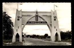 Delcampe - TCHAD - FORT-LAMY - PORTE DE LA VILLE - Tschad