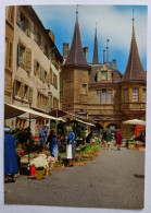 Delcampe - Neuchatel - Place Du Marché Et Maison Des Halles, Hotel - Photo Izard - CPM GF - Neuchâtel