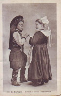 Delcampe - ROSPORDEN    P9   CPA 9X14      Le Pas De La Gavotte ( Défaut ) - Roscoff