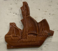 Delcampe - Pin’s Bateau En Cuir - Boten