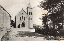 Delcampe - [-5%] BELGIQUE - Merlemont - Eglise - Religion - Horloge - Cour - Entrée - Carte Postale Ancienne - Philippeville