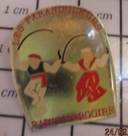 Delcampe - 411e Pin's Pins / Rare Et De Belle Qualité / ASSOCIATIONS / DANSE FOLKLO LES FARANDOLEURS DE SAINT GREGOIRE - Associations